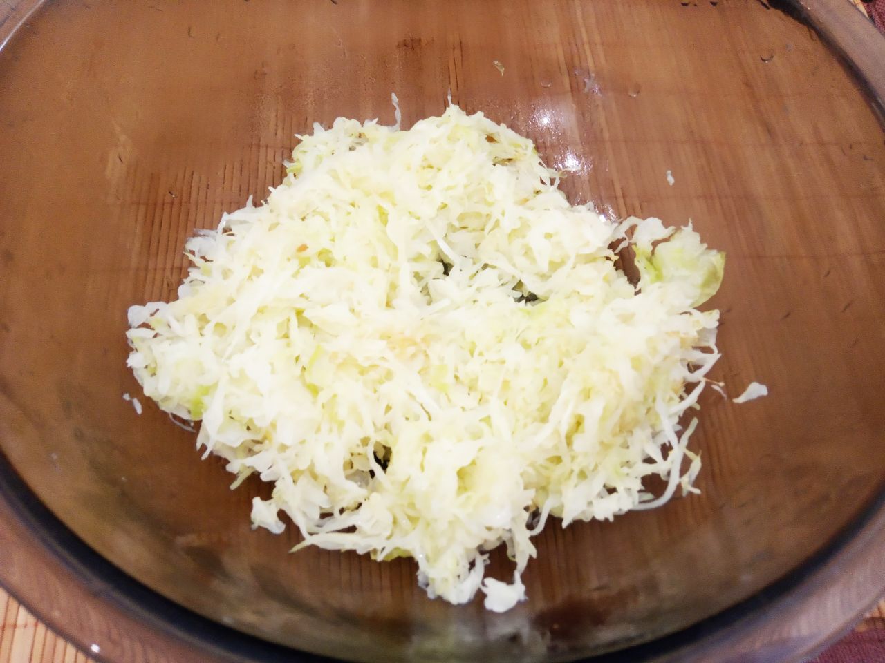 Котлеты из свежей капусты и фарша, сочные и вкусные: Разогреваем сковороду и обжариваем на растительном масле около 7-10 минут.