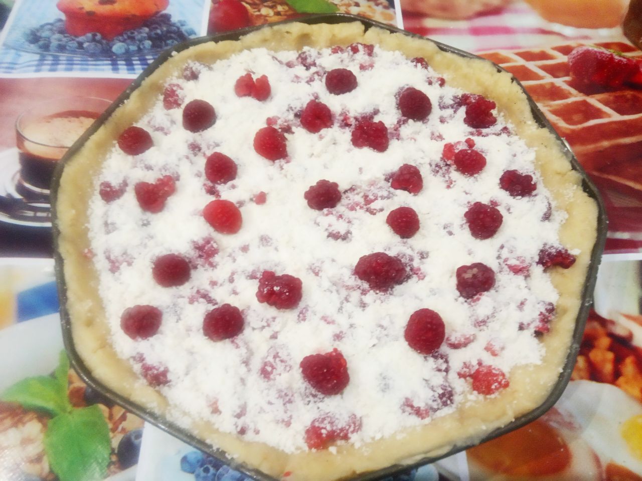 Песочный пирог с начинкой из свежих ягод малины и штрейзельной крошки: Сверху посыпаем равномерно крошкой.