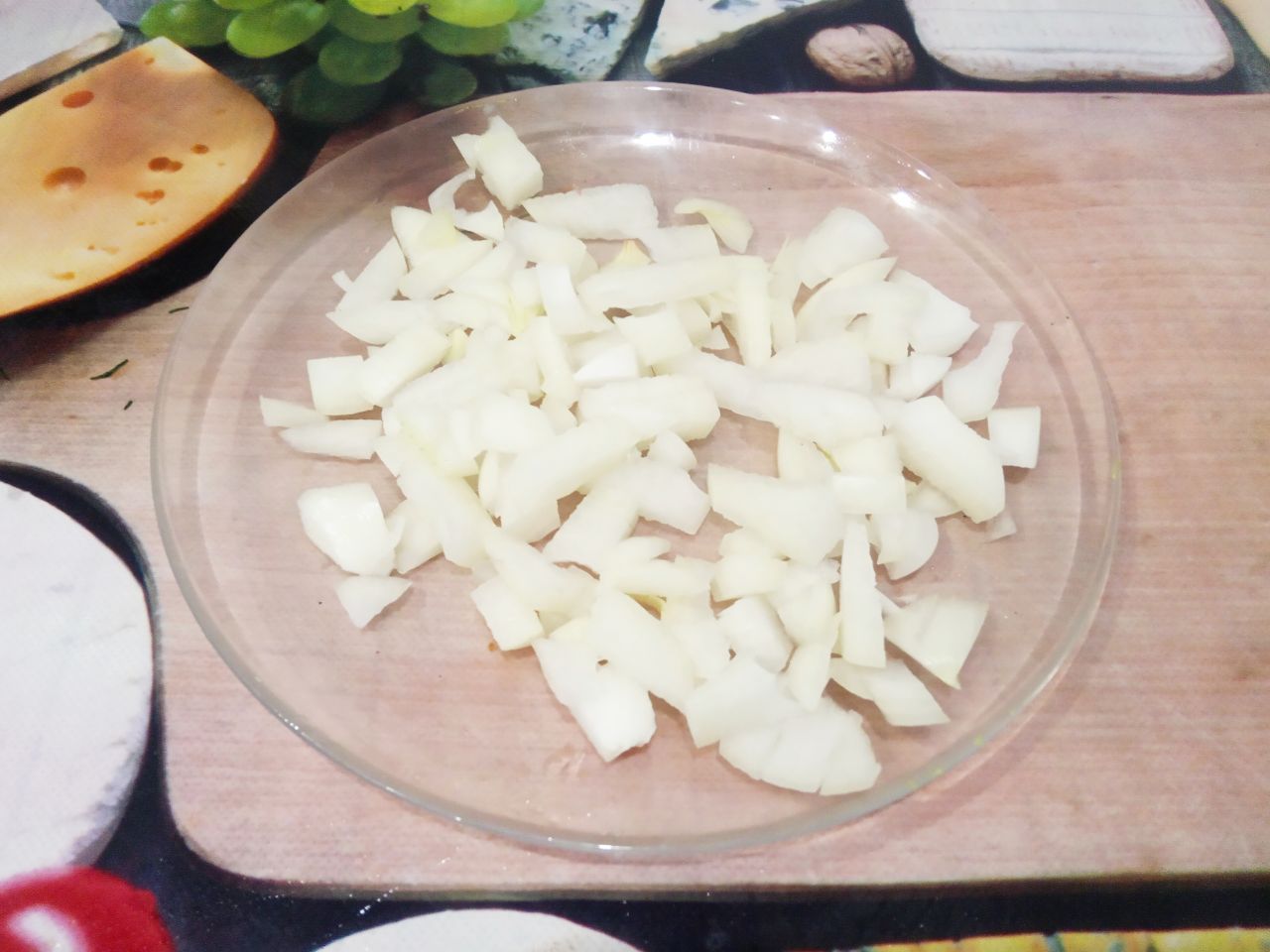 Тушеная фасоль с овощами, вкусно и сытно: Лук очищаем, промываем и нарезаем полукольцами  или по своему усмотрению.