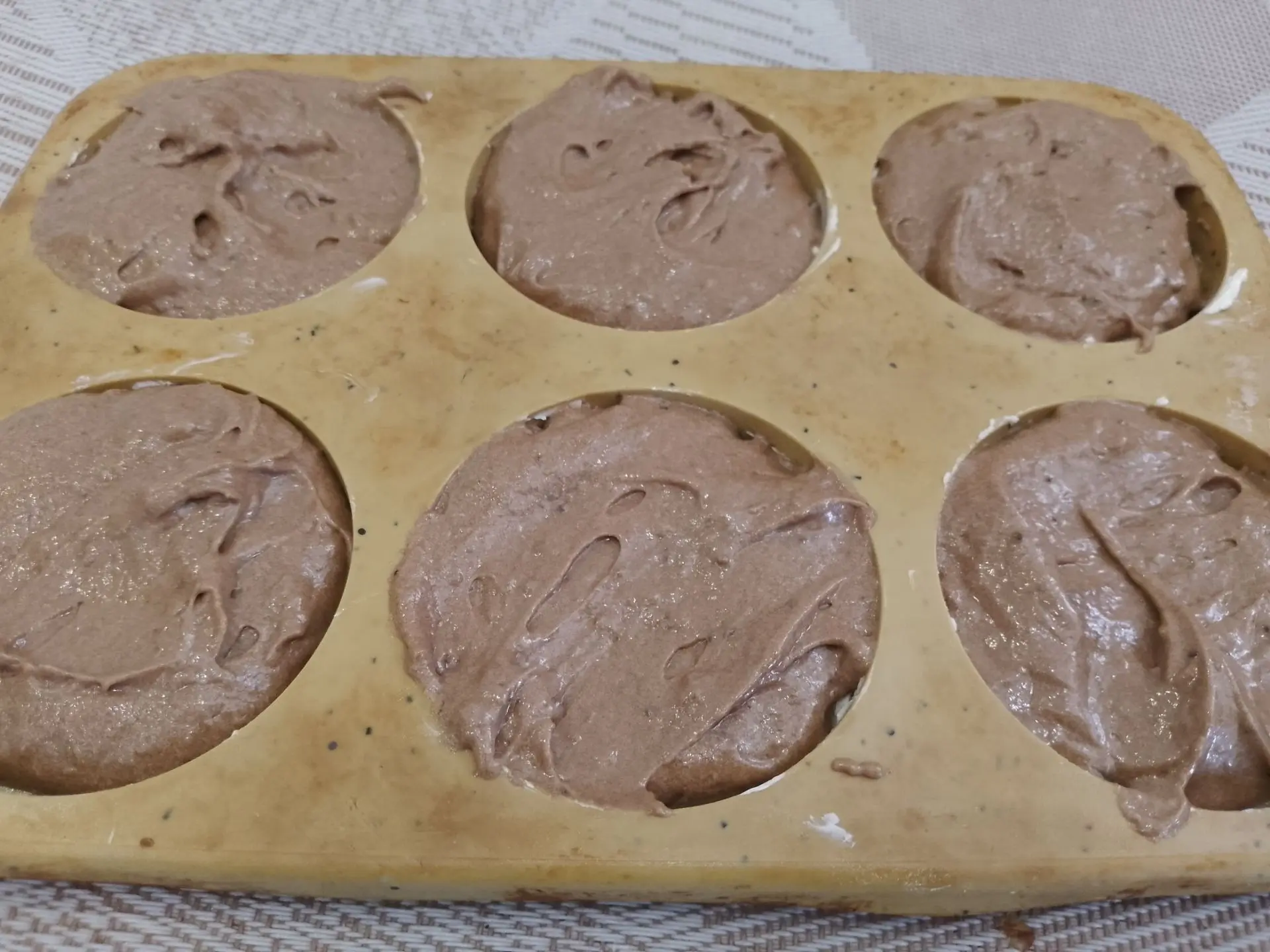 Шоколадные пирожные с малиной и белковым кремом: В формы для мягких вафель накладываем тесто.