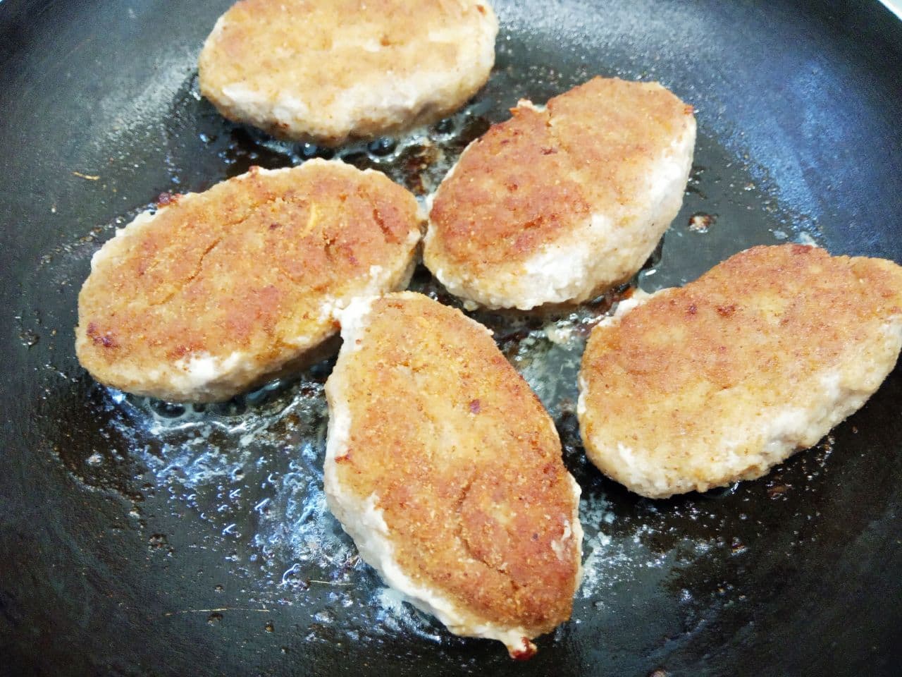 Простой рецепт сочных и нежных мясных котлет: Разогреваем сковороду с растительным маслом, выкладываем котлеты и под крышкой обжариваем котлеты на