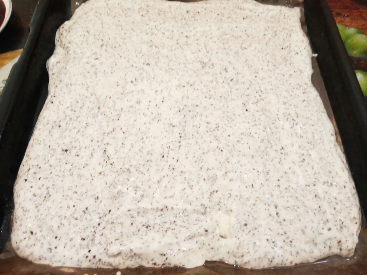 Рулет из бисквитного теста с шоколадом и джемом, вкусный и аппетитный: Противень застилаем пергаментом и выкладываем тесто, разравниваем.
