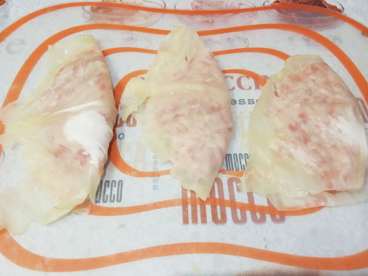 Голубцы из капусты и фарша, в кляре, жареные на сковороде, сытно и вкусно: Накрываем другой половиной капустного листа и придавливаем.