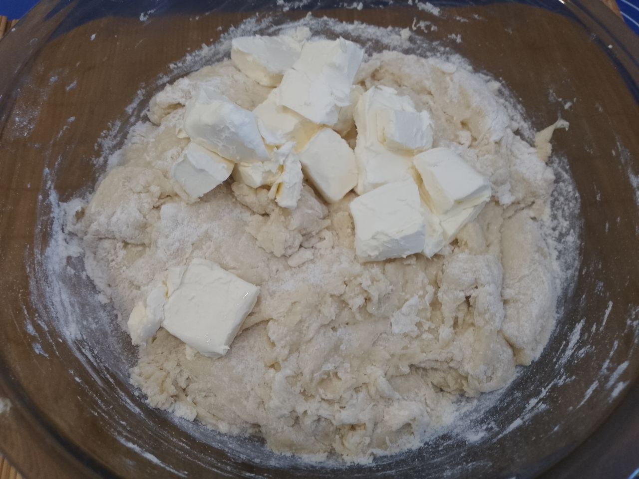 Рогалики из сдобного дрожжевого теста, с начинкой из вареного сгущенного молока: В конце замешивания теста  кладем небольшими кусочками размягченное сливочное масло.