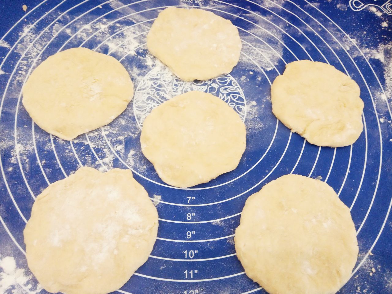 Жареные пирожки из творожного теста, с фаршем и луком, вкусные и аппетитные: Колобки раскатываем кружочками.