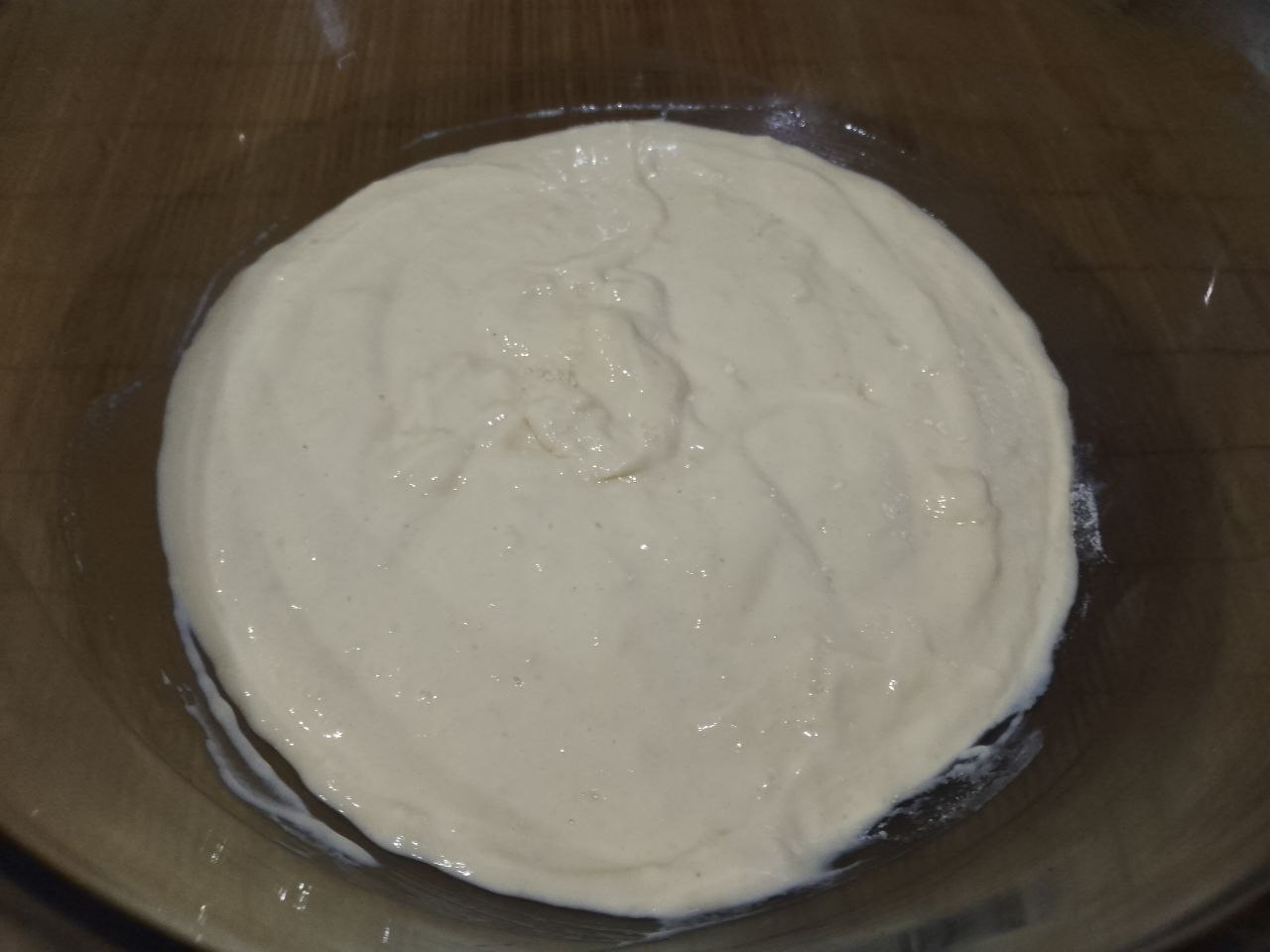 Пицца на сковороде, просто, быстро и вкусно: Муку просеиваем через сито и добавляем в смесь, размешиваем до однородного состояния. Тесто должно получиться