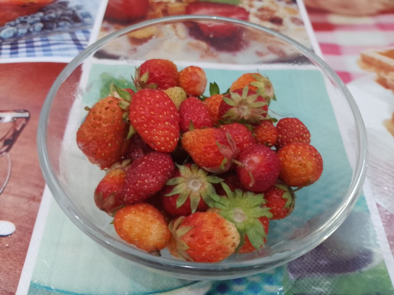 Пирог из песочной крошки, творожной начинки и ягод клубники: Ягоды клубники очищаем от хвостиков, промываем водой и просушиваем.