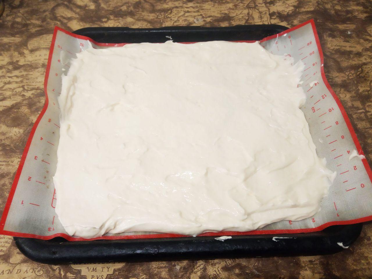 Рулет с яблочным джемом в шоколадной глазури, просто и вкусно: Противень застилаем пергаментом, выкладываем тесто и разравниваем.