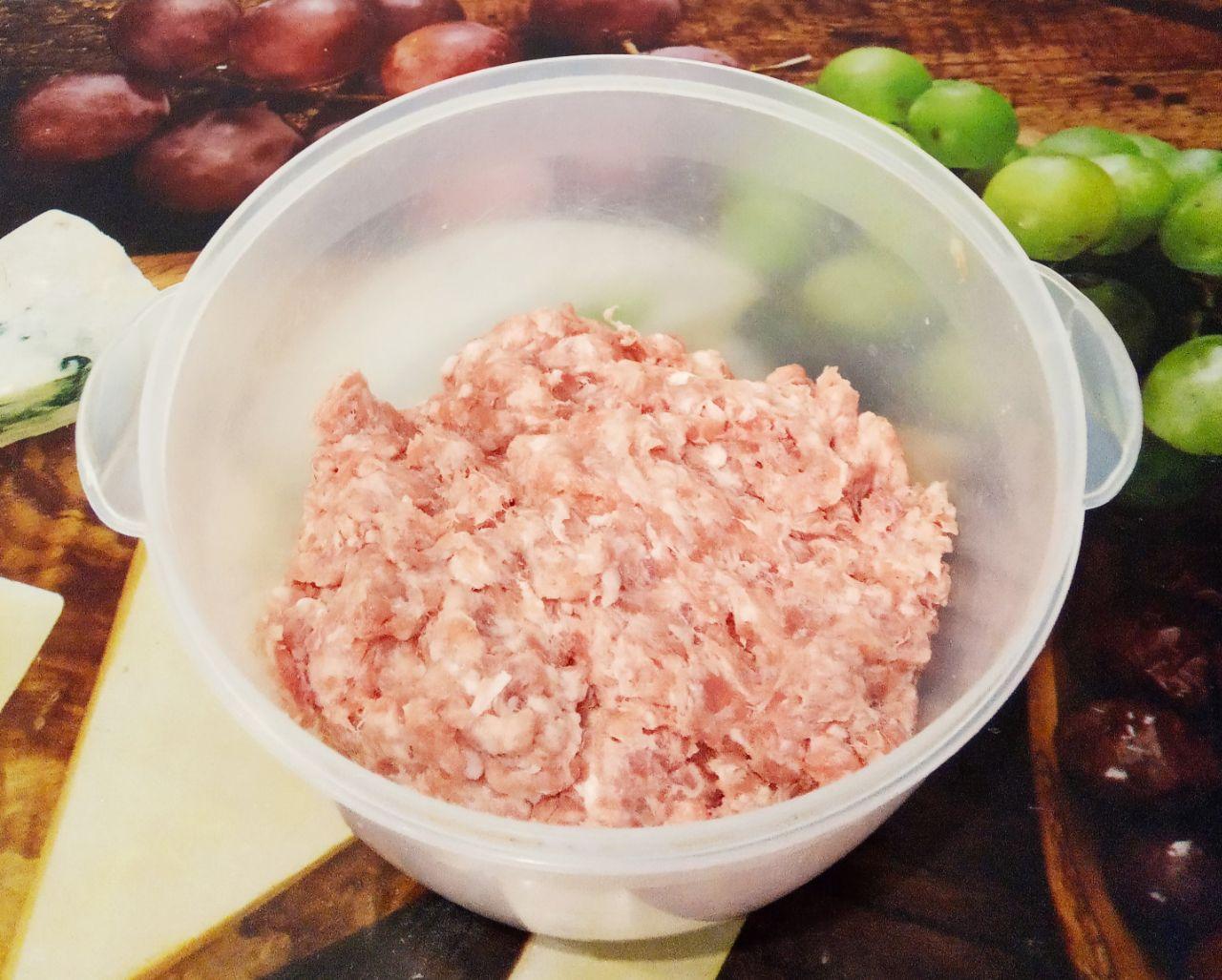 Простой рецепт аппетитных жареных колбасок в духовке: Мясо промываем водой, просушиваем и пропускаем через мясорубку.