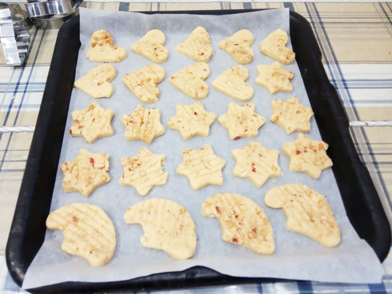 Рассыпчатое песочное домашнее печенье с крахмалом, вкусно и просто: Противень застилаем пергаментом или смазываем жиром и укладываем печенье.