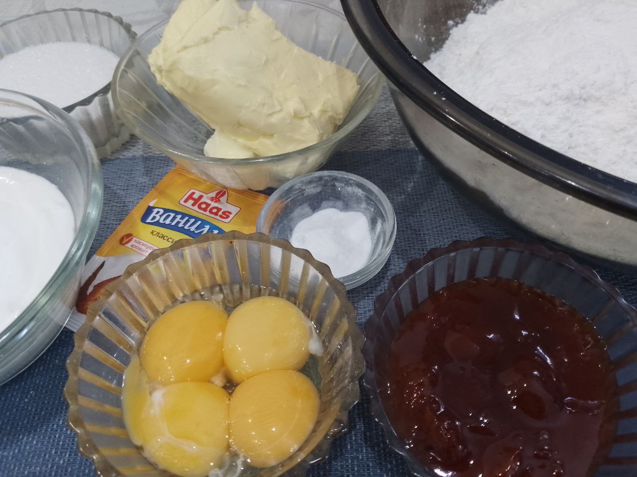 Домашнее песочное печенье рогалики с джемом