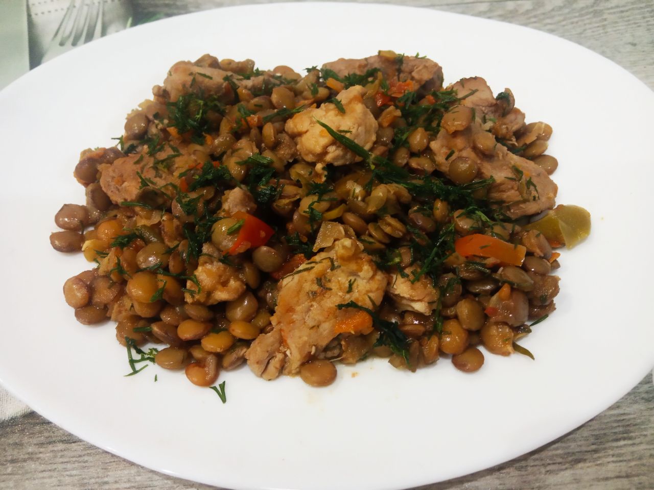 Тушеная чечевица со свининой и овощами, сытно и вкусно