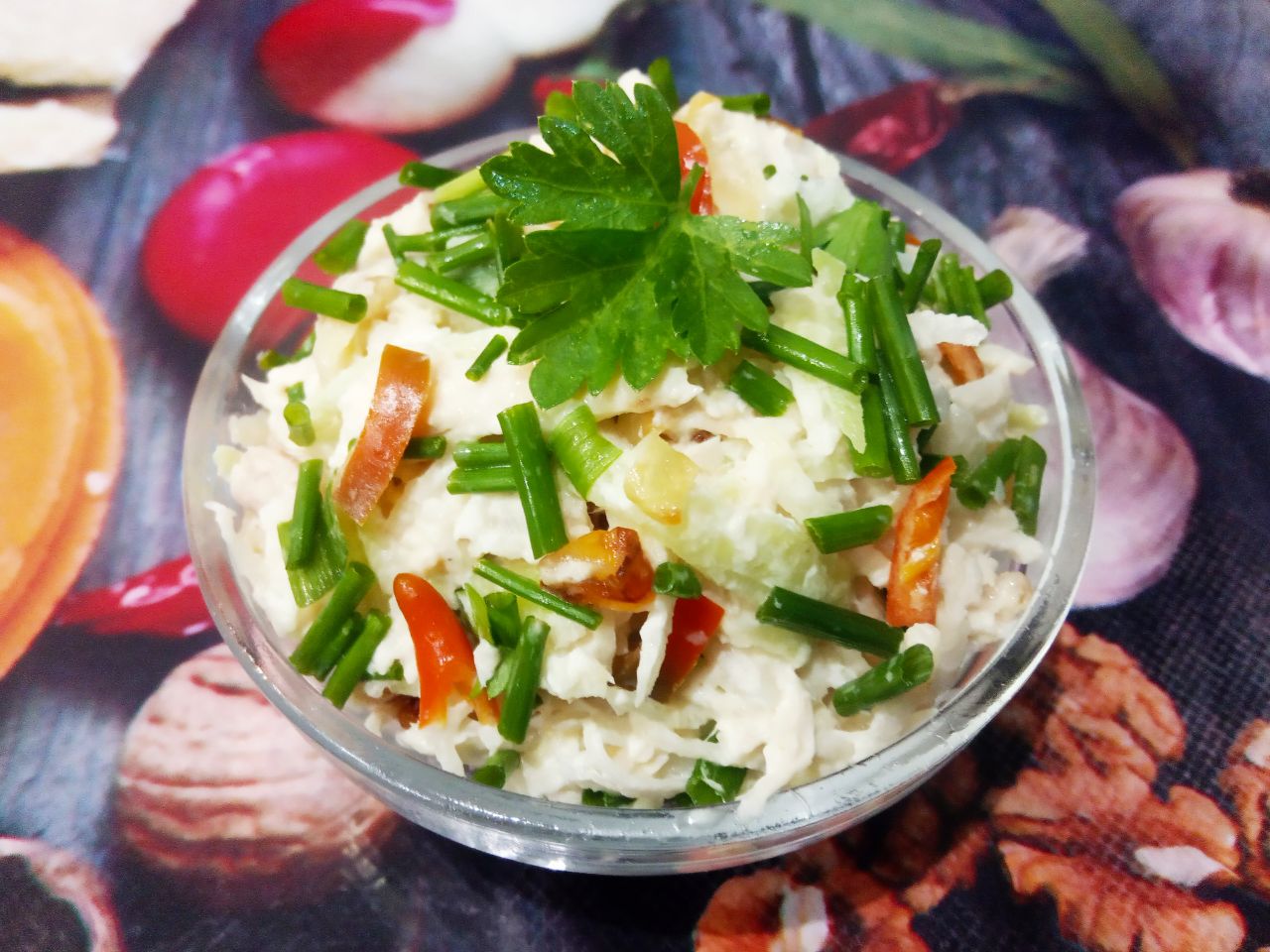 Салат из куриного мяса, редьки и жареного лука, сытный и вкусный