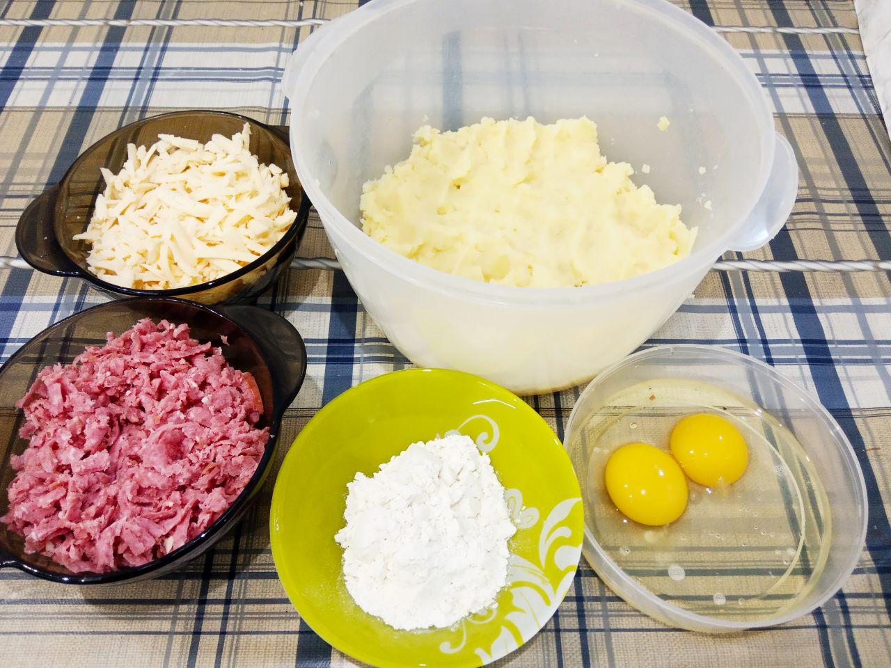 Котлеты из картофельного пюре, ветчины и сыра, просто и вкусно