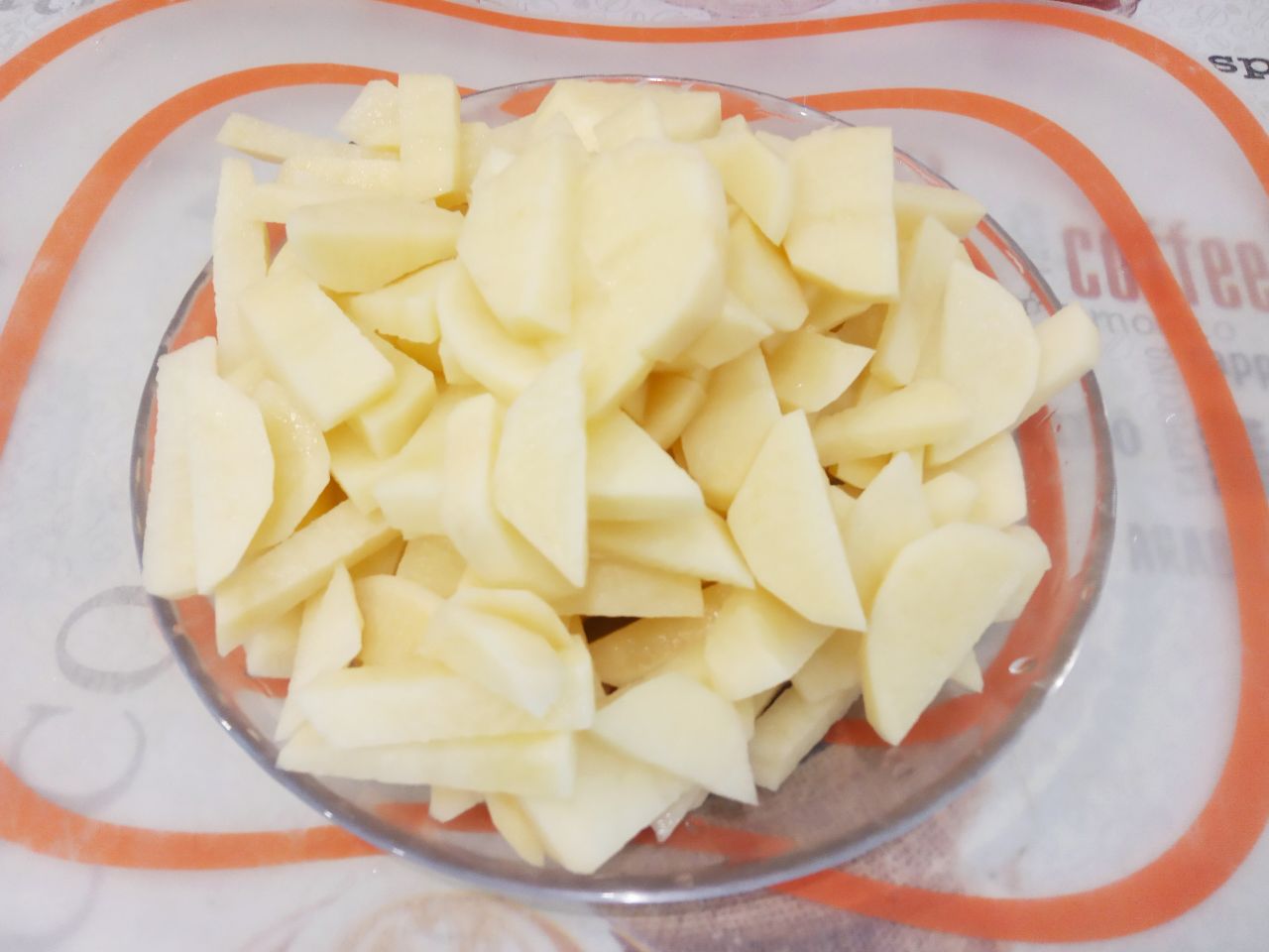 Красный борщ с грибами, вкусный и сытный: Картофель очищаем от кожуры, промываем и разрезаем на одинаковой формы брусочки.