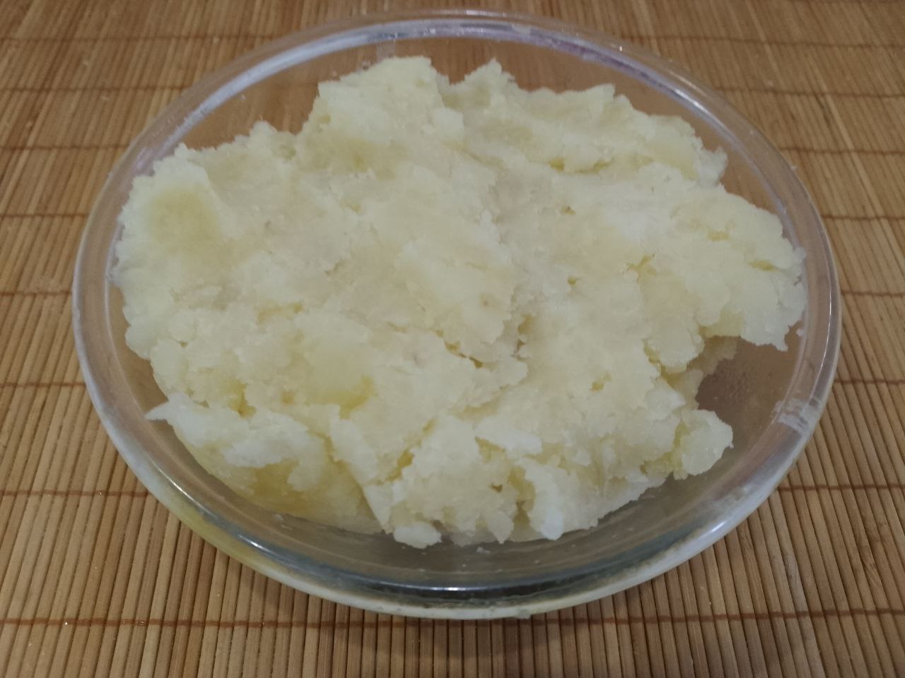 Филе с начинкой из пюре и грибов, в духовке: Картофель очищаем, промываем водой и отвариваем в подсоленной воде до готовности. Воду сливаем, кладем