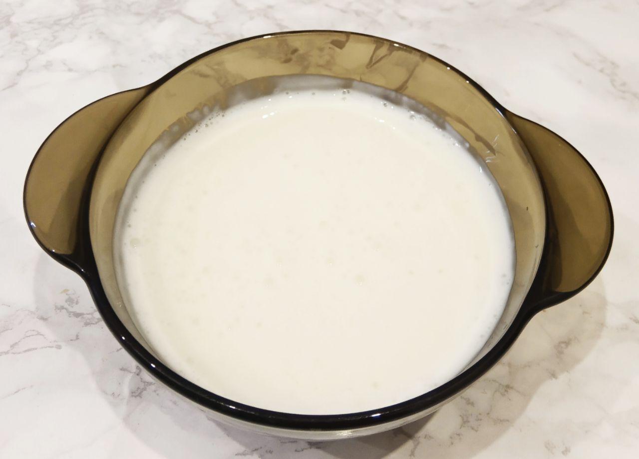 Пряники в белковой глазури, вкусные и мягкие: Добавляем к растертым желткам растительное масло, кефир и соду, размншиваем.