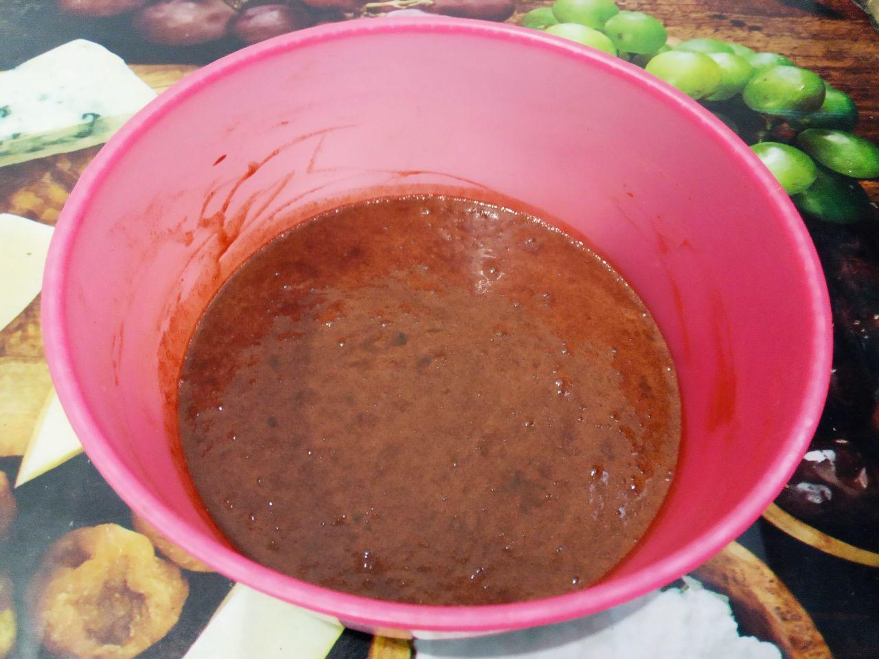Вкусное шоколадное печенье с трещинками: Яичную смесь выливаем в растертую масляную массу, хорошо размешиваем.