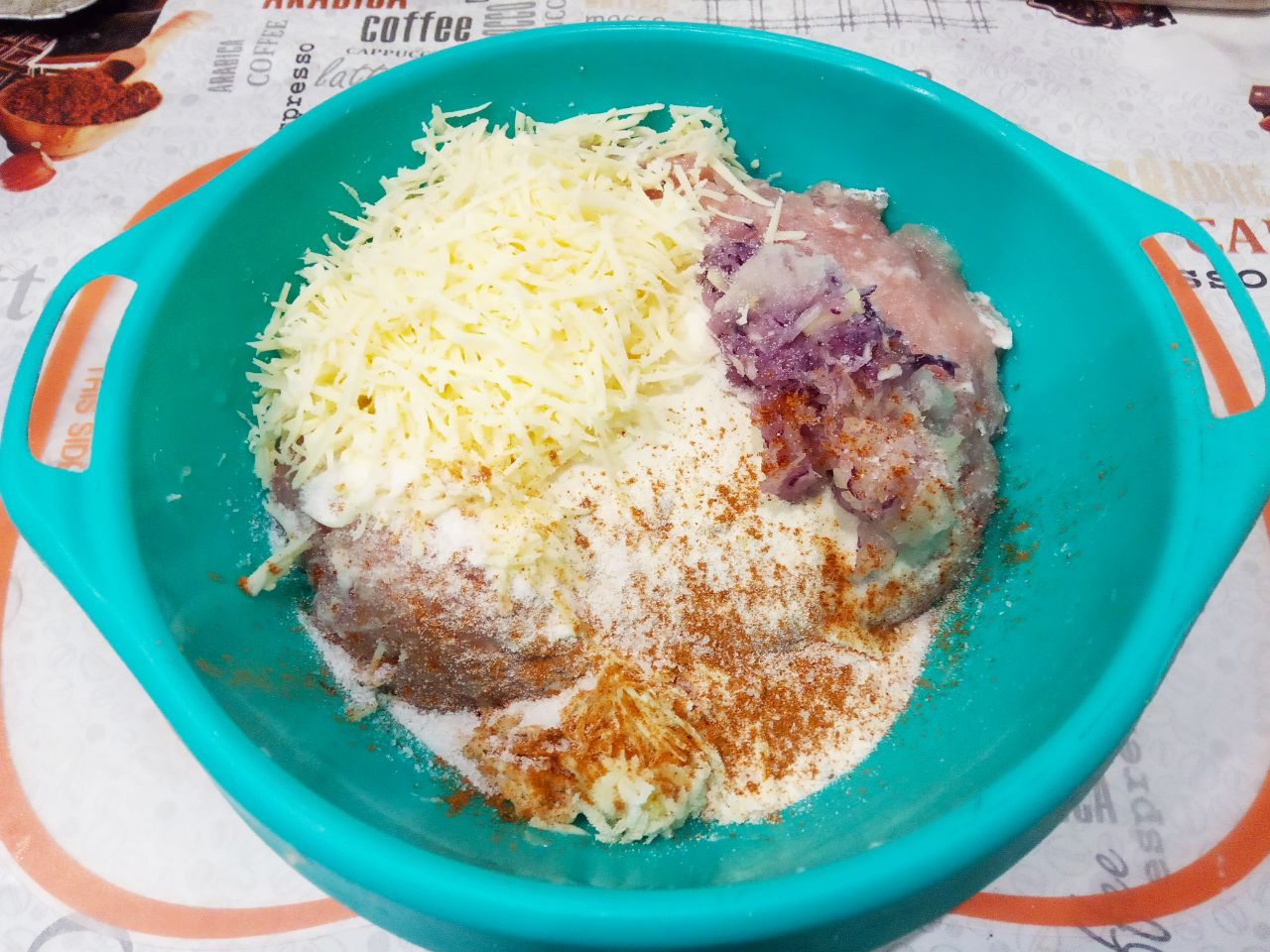 Мясные конвертики с сыром, жареные на сковороде: Соединяем фарш, тертый сыр, лук, чеснок и манную крупу. Добавляем соль и перец по вкусу, тщательно