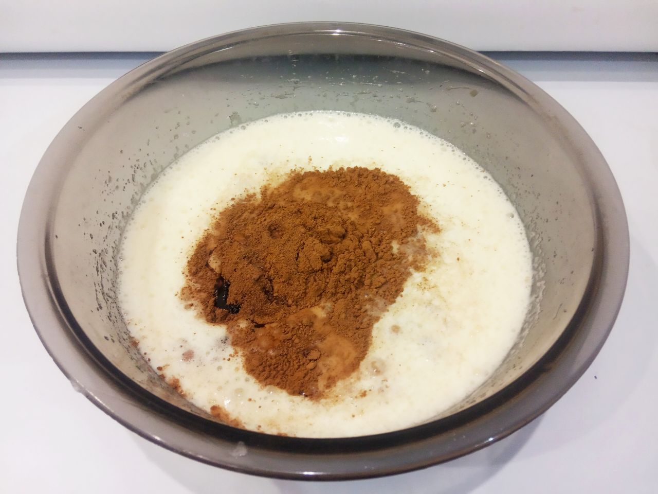 Шоколадный пирог на молоке с яблоками, вкусный и аппетитный: Добавляем какао, молоко и растительное масло, взбиваем.