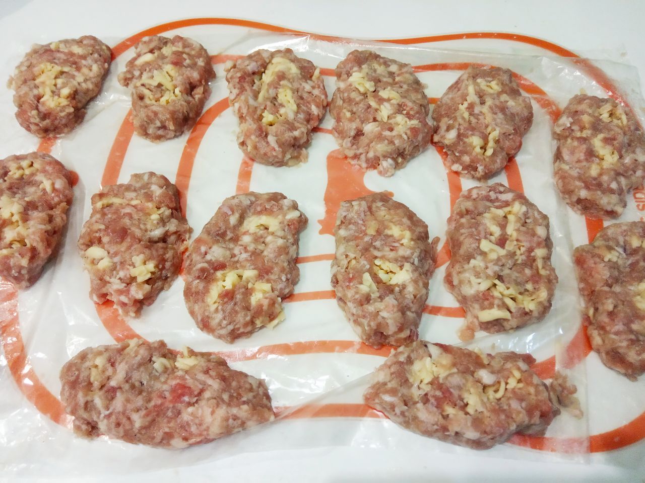 Мясной рулет с сыром в кляре, жареный на сковороде: Достаем мясной рулет с морозильной камеры и разрезаем на полоски толщиной около 1-1,5 см.