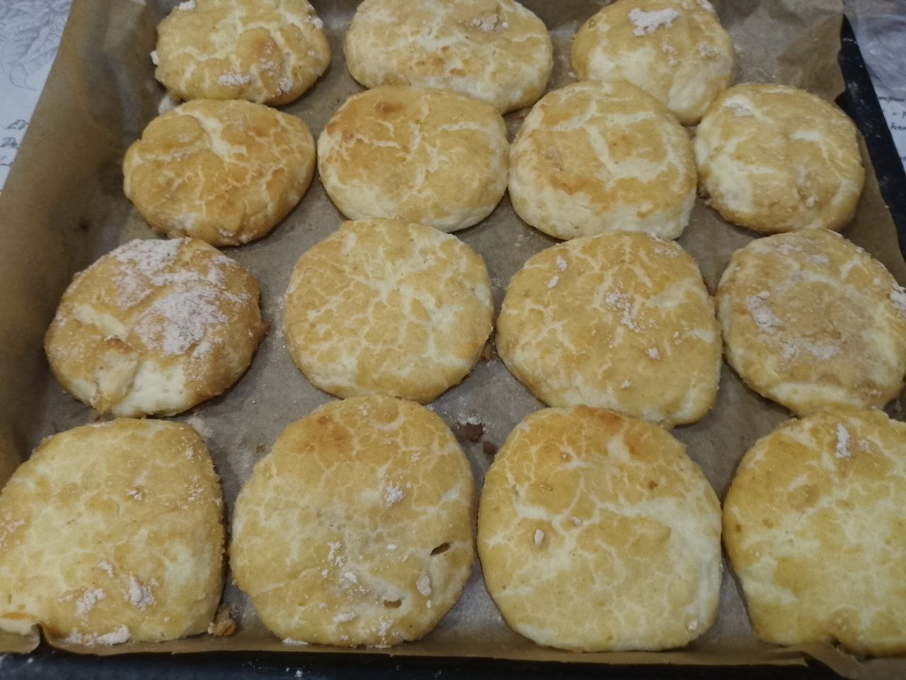 Сырники запеченные в духовке, нежные, сочные и вкусные: Разогреваем духовку до 180 С и ставим сырники для запекания. Запекаем сырники до золотистой корочки около