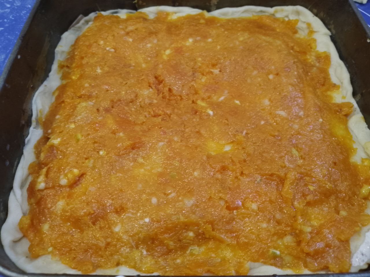 Пирог песочный трехслойный с начинкой из кураги, лимона и орехов: Вторым слоем выкладываем начинку из кураги, накрываем листом теста, закрепляем края.