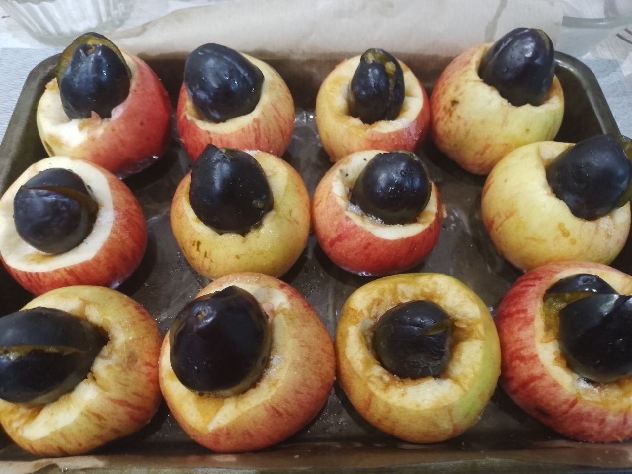 Запеченные яблоки со сливами в духовке, просто и вкусно: Кладем в середину по сливе.