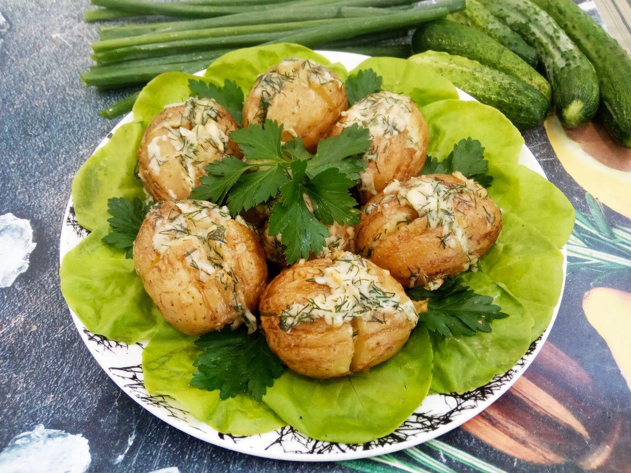 Картофель фаршированный сыром и зеленью, запеченный в духовке