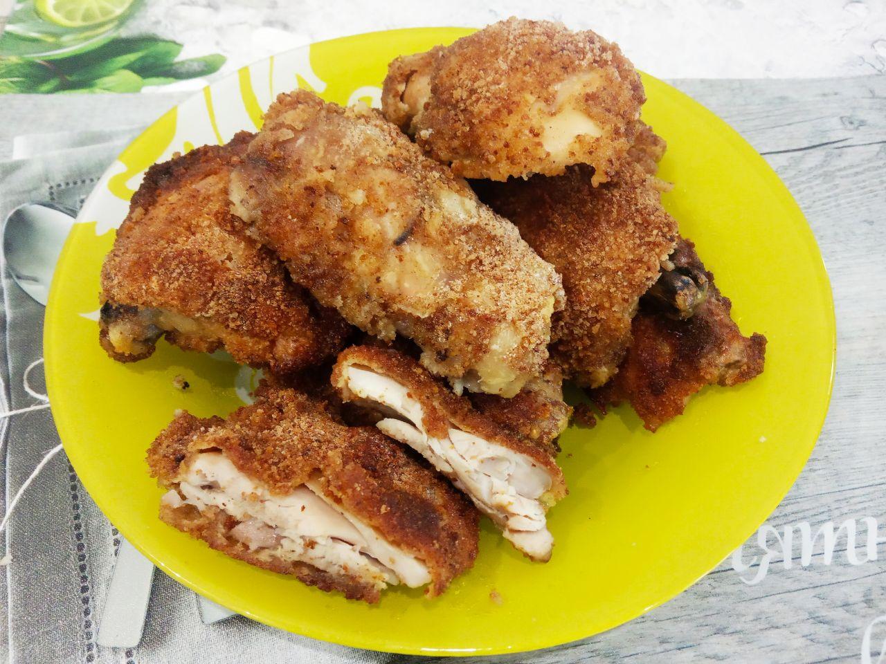 Куриные бедрышки жареные в духовке в кляре и сухарях