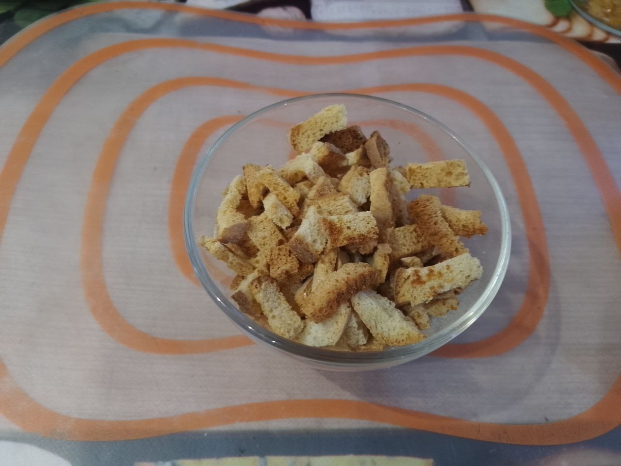 Простой рецепт салата, вкусный и аппетитный: Сухарики я приготовила сама, нарезаем тонкой соломкой, посыпаем специями и просушиваем в духовке.