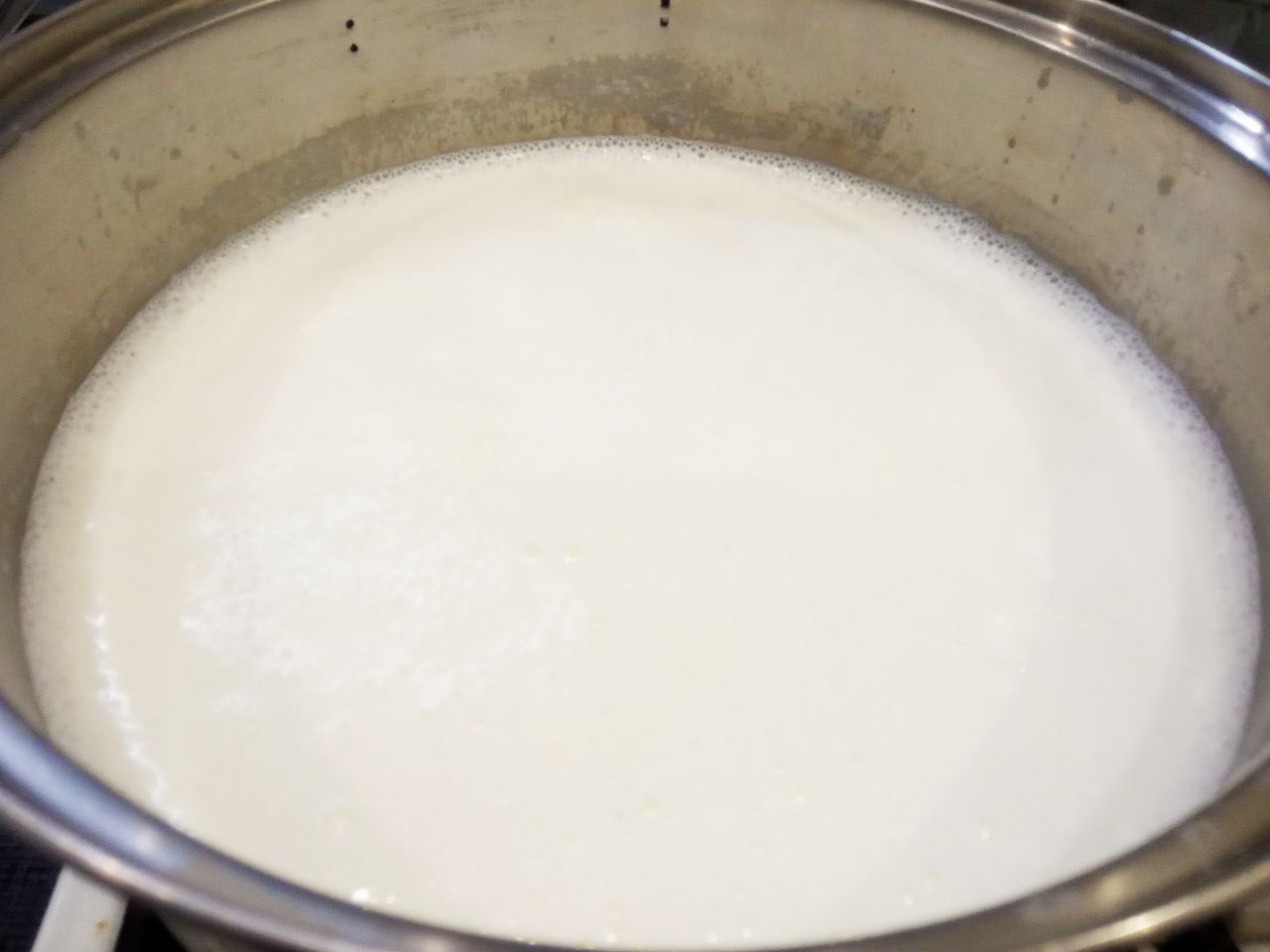 Адыгейский домашний сыр на сыворотке, просто и вкусно: Сыворотку я приготовила заранее из кефира. Кефир подогрела на слабом огне пока не отделилась сыворотка, потом