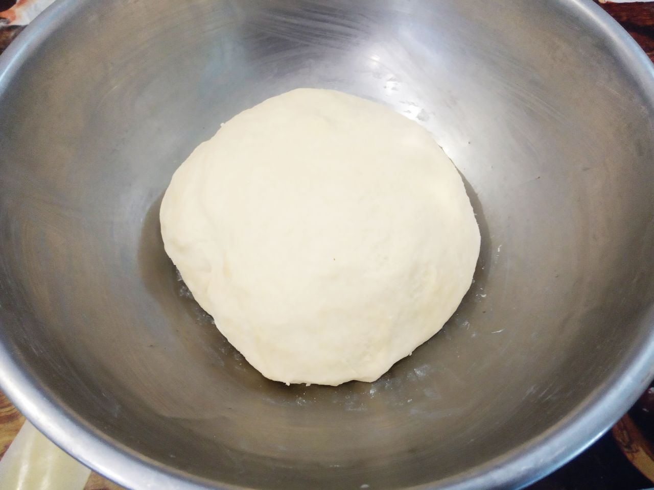 Пирожки с фасолевой начинкой в чесночной заливке, просто и вкусно: Муку просеиваем через мелкое сито смешиваем с солью и добавляем частями в тесто. Замешиваем мягкое и