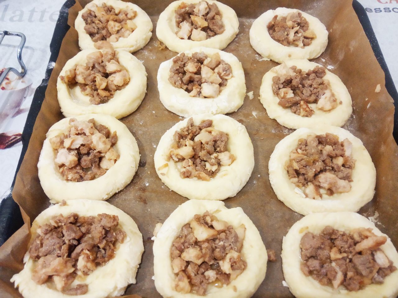 Картофельные гнёзда с мясной начинкой, сладким перцем и сыром: Углубления наполняем мясной начинкой.