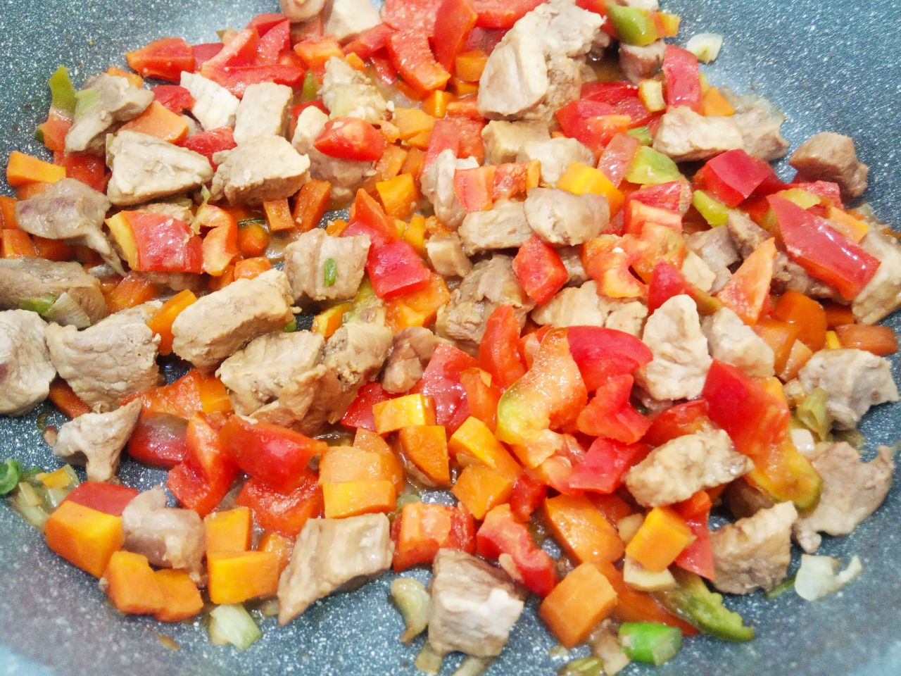 Чесночные стрелки с мясом и овощами тушеные в соевом соусе, вкусные и аппетитные: Добавляем сладкий перец и соевый соус, обжариваем несколько минут.