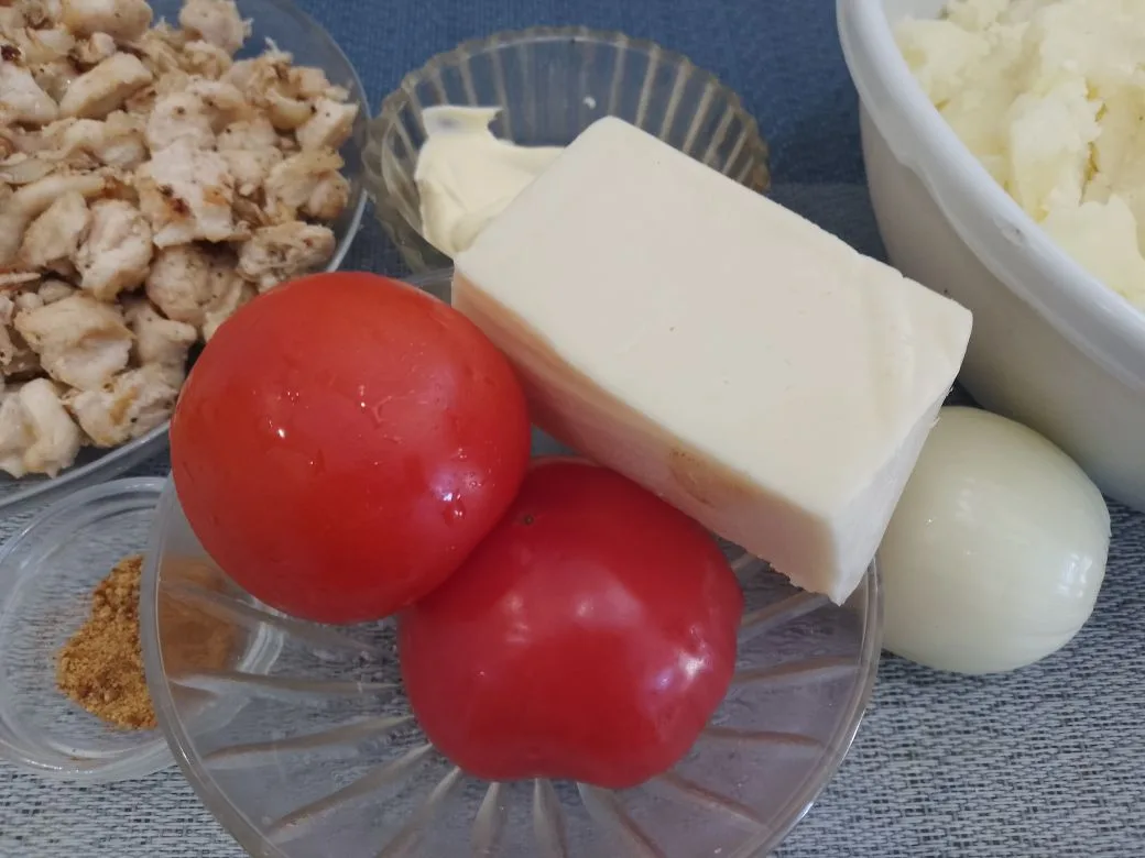 Картофельная запеканка с сыром, помидорами и куриным мясом