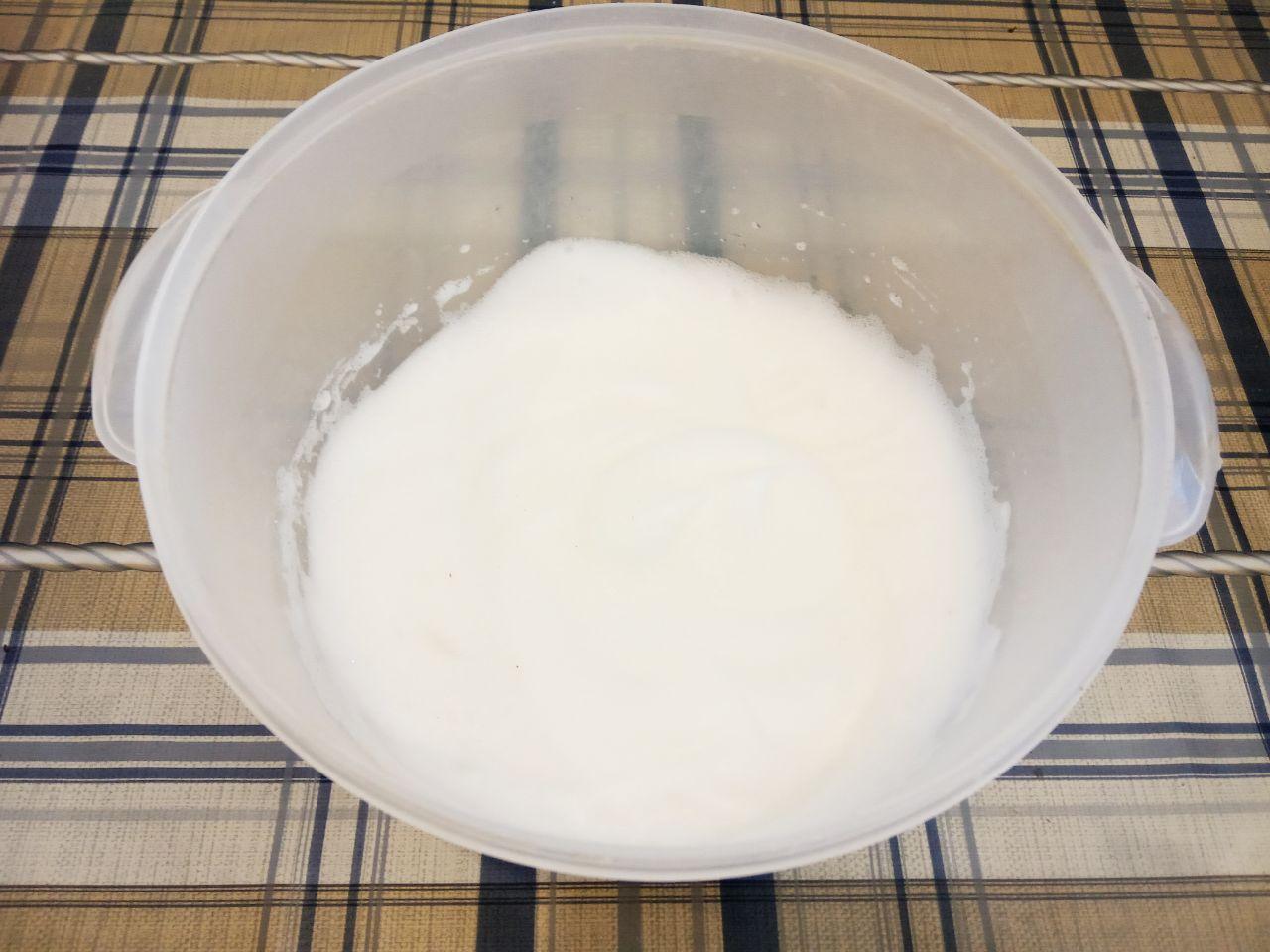 Кексы из бисквитного теста, быстро и вкусно: В белки добавляем щепотку соли и взбиваем до пышной пены.