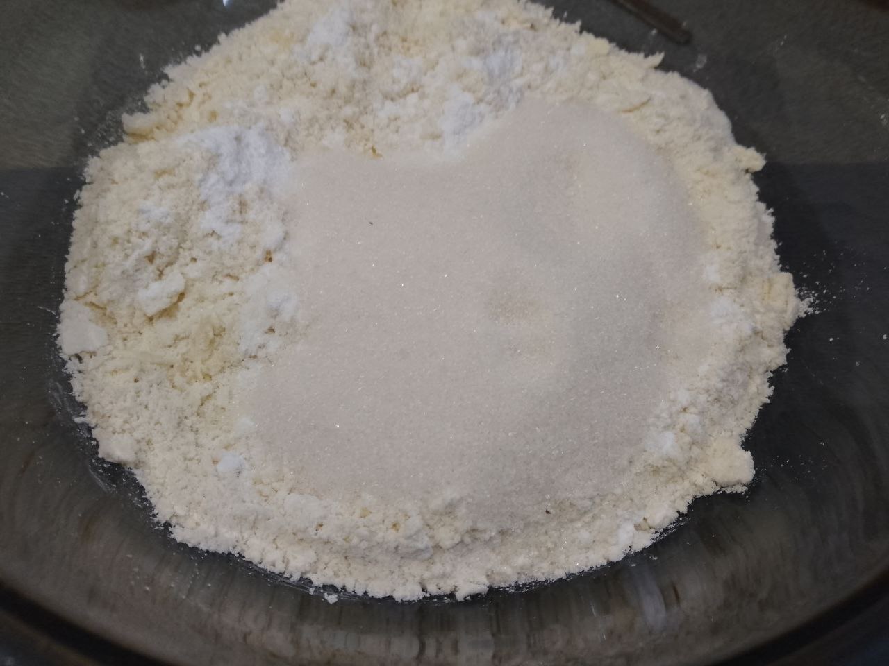 Домашнее ореховое песочное печенье к чаю, просто и вкусно: Добавляем крахмал, сахар и ванильный сахар, размешиваем.