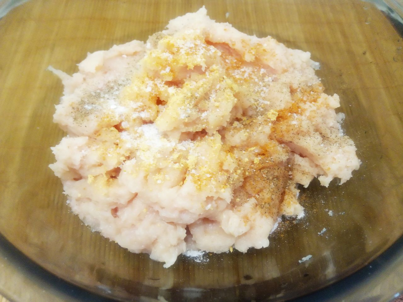 Отбивные в яичном кляре из фарша куриного филе, жареные на сковороде: Фарш складываем в чашу, добавляем перец черный и каенский по вкусу, соль и сухой чеснок, массу тщательно