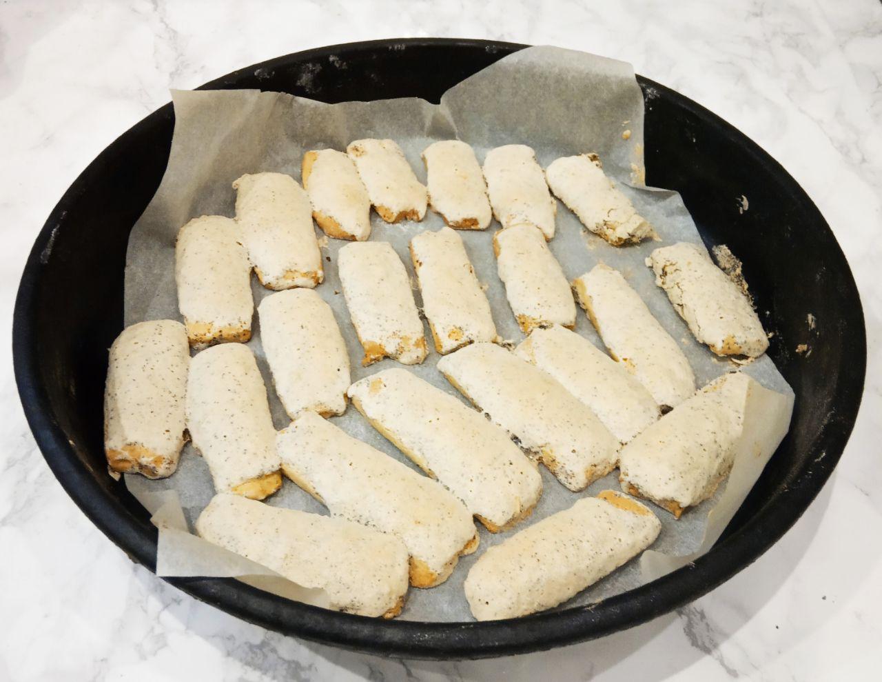 Вкусное печенье в маково-белковой глазури: Разогреваем духовку до 180 С, ставим противень с печеньем для выпекания и выпекаем до готовности.