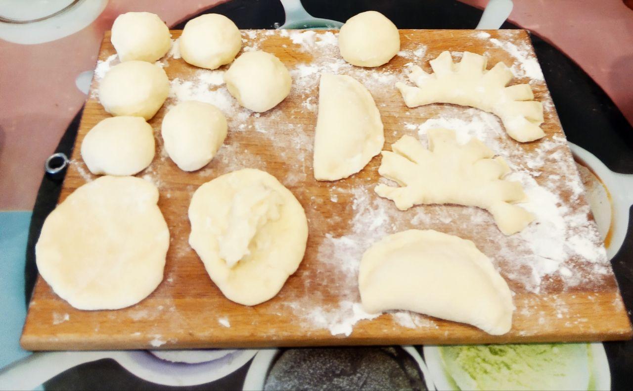 Воздушные и сдобные гребешки с заварным кремом, вкусно и аппетитно: На середину кладем заварной крем, одной стороной накрываем крем, получившийся двойной край разрезаем