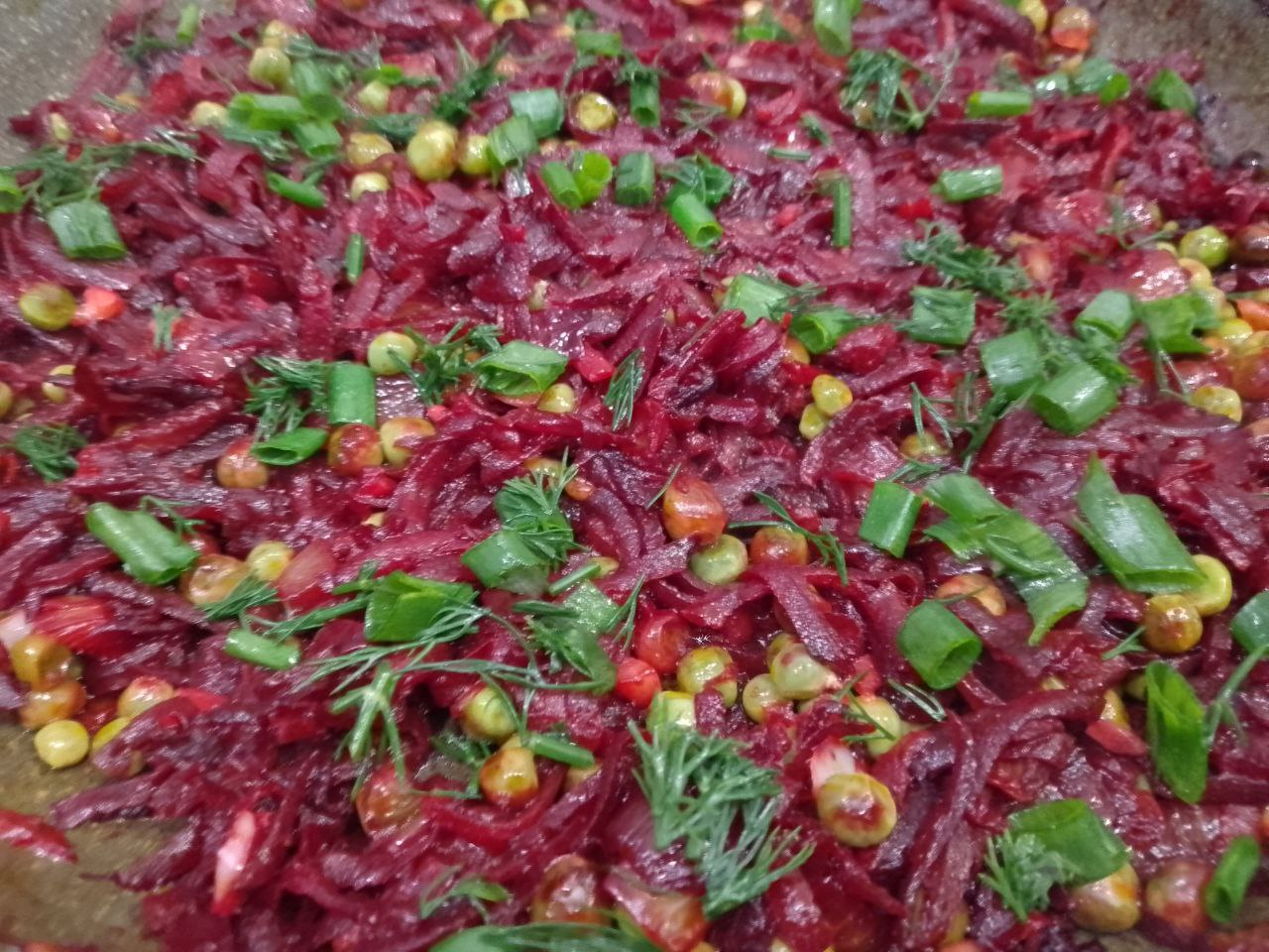 Тушеная свёкла с зеленым горошком и овощами