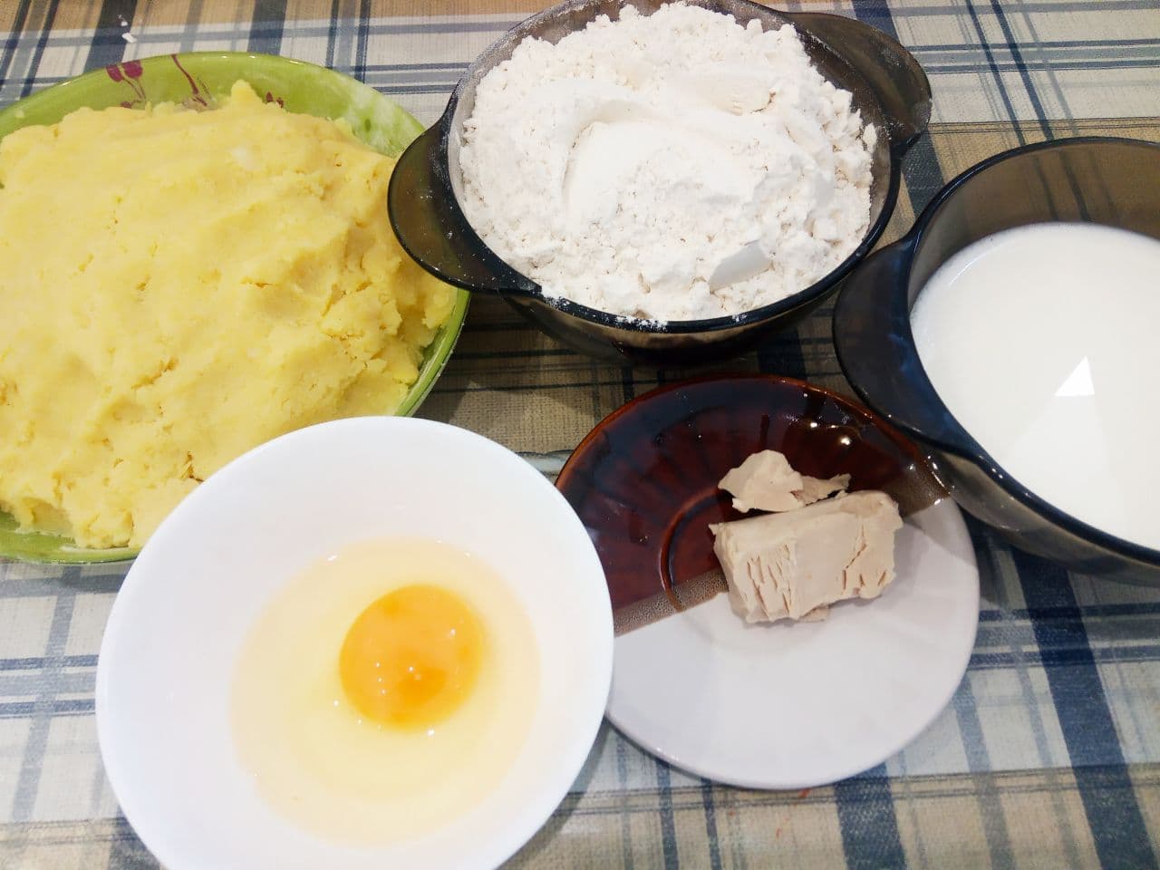 Пирожки с мясной начинкой из картофельного дрожжевого теста, жареные на сковороде
