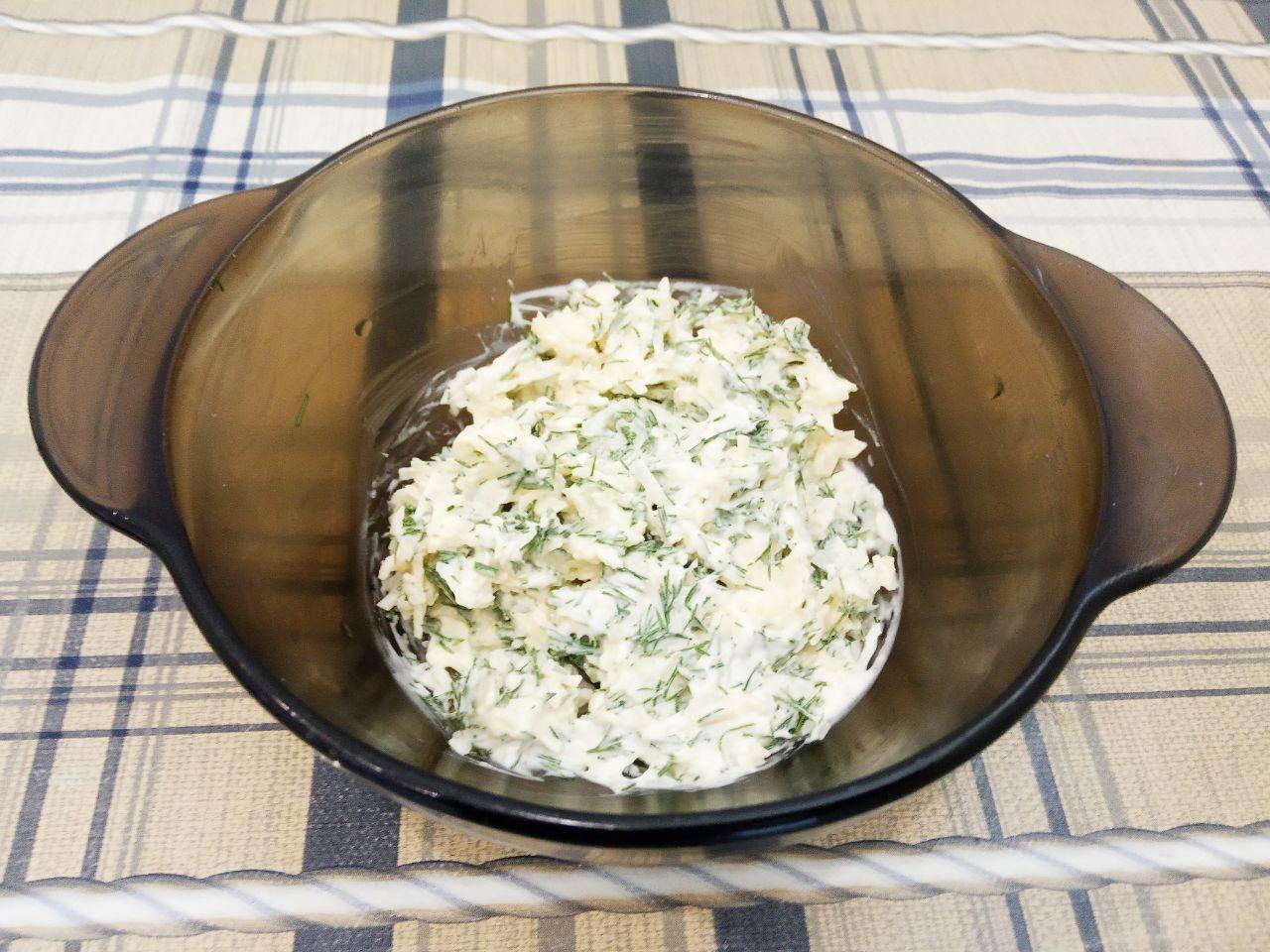 Картофель фаршированный сыром и зеленью, запеченный в духовке: Соединяем тертый твердый сыр, чеснок, размягченное сливочное масло и мелко нарезанный укроп, размешиваем.