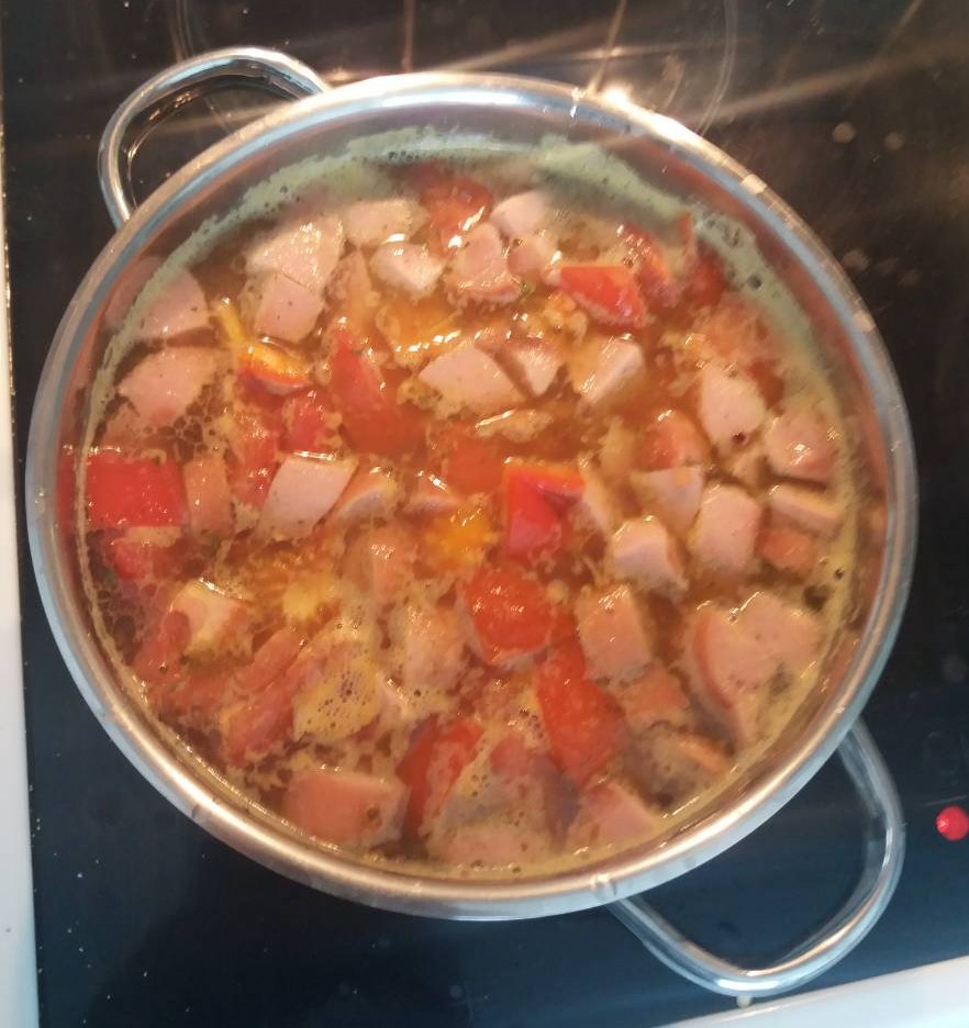 Суп с сардельками и овощами по финскому рецепту: Чеснок очищаем от шелухи, промываем, нарезаем дольками и добавляем в суп. Чеснок кладем по своему желанию, но