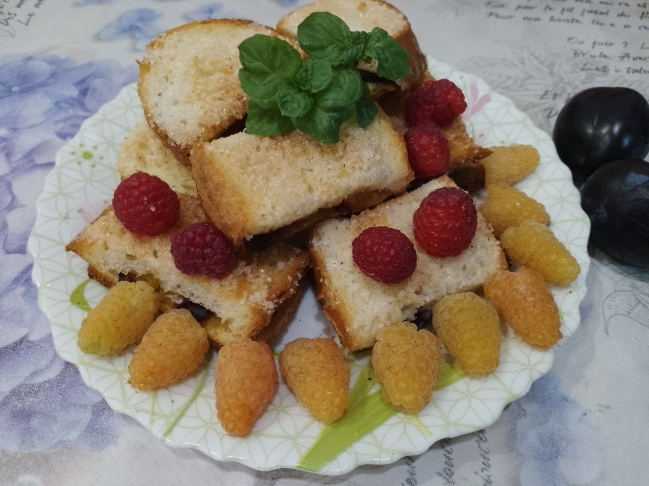 Десерт к чаю из батона, слив и малины