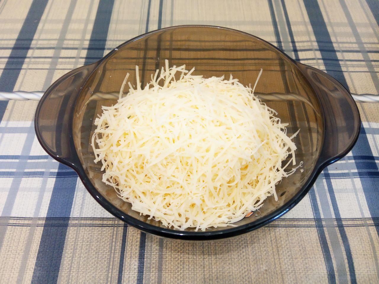 Аппетитная курочка в яично-сырном кляре: Твердый сыр натираем на средней терке и добавляем в смесь, хорошо размешиваем.