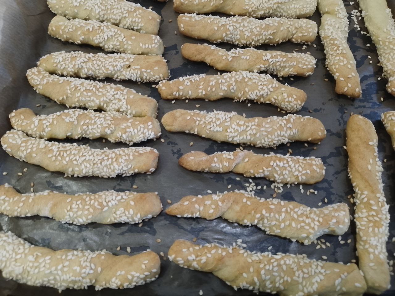 Печенье с кунжутом и семенами льна, приготовленное из теста с вареными яйцами: Разогреваем духовку до 180 °C и выпекаем печенье 12–15 минут.