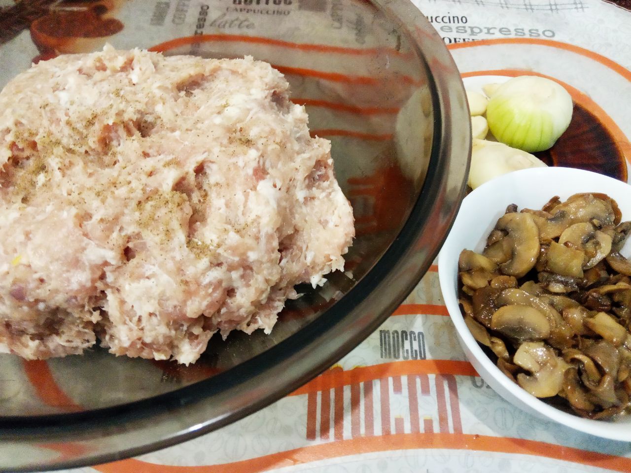 Рулет из свинины с грибами, запеченный в рукаве, вкусный и аппетитный