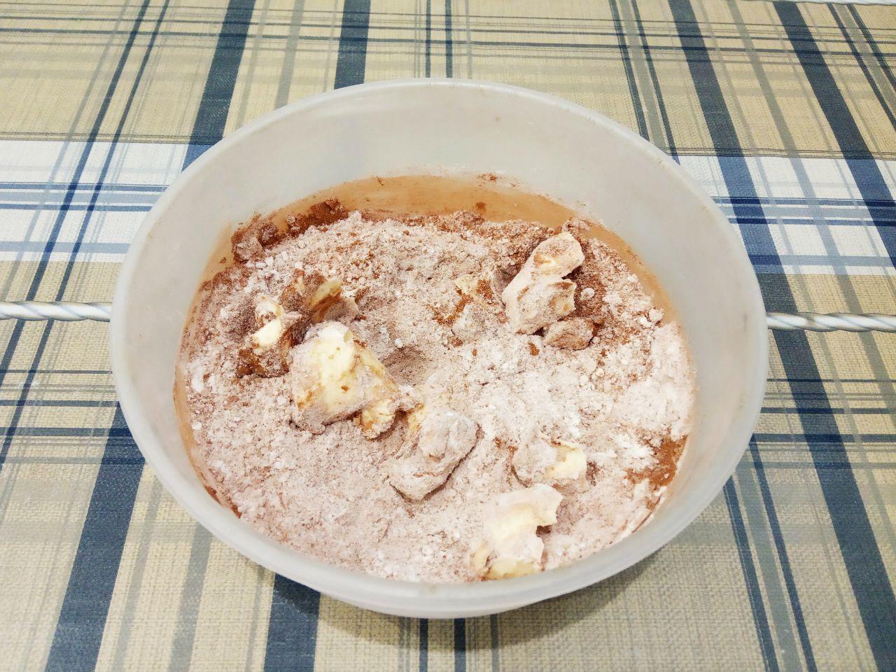 Домашние булочки с начинкой из шоколадной крошки: Пока тесто поднимается приготовим шоколадную крошку. Смешиваем муку, сахар и какао, перемешиваем. Кладем